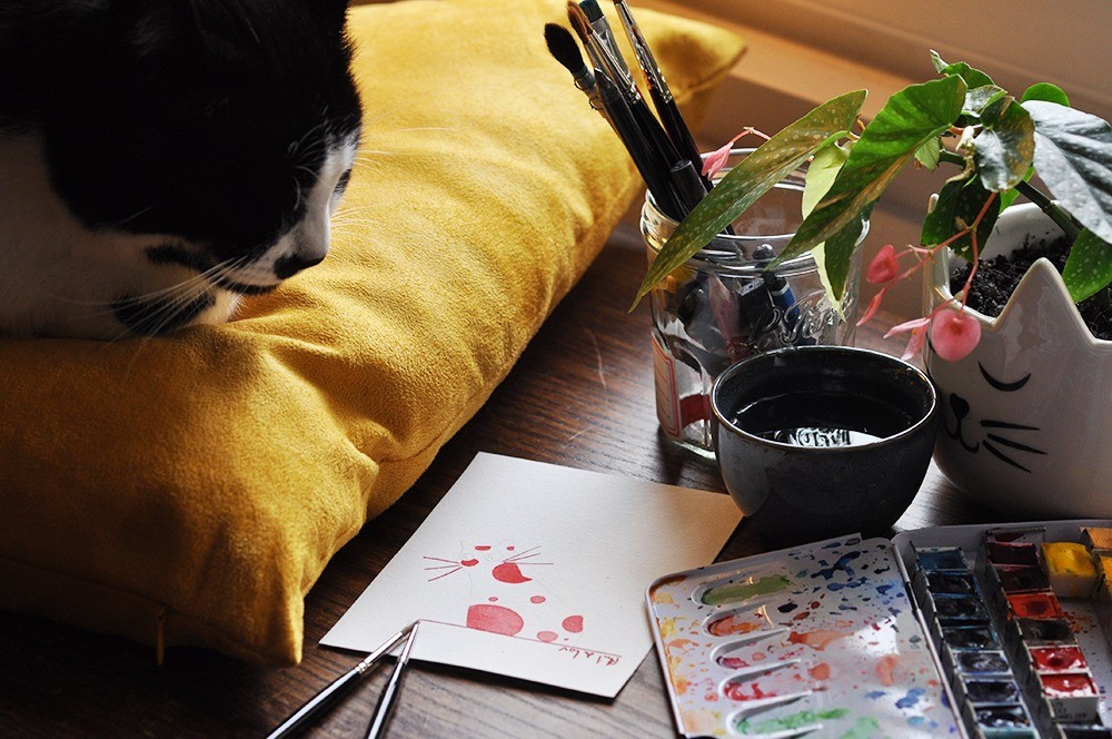 Marcel-sur-son-coussin-jaune-et-laquarelle-du-chat-a-pois-rouge.jpg
